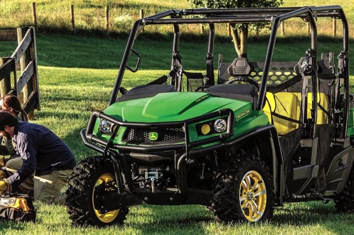 John Deere z nowymi Gatorami