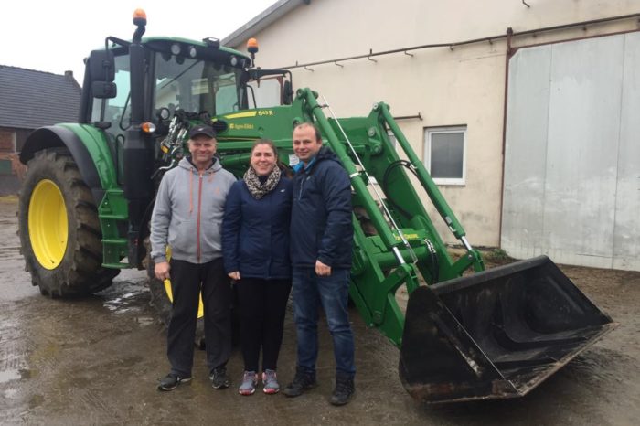 Ciągnik z ładowaczem czołowym – czy warto planować zakup pakietu u jednego producenta?
