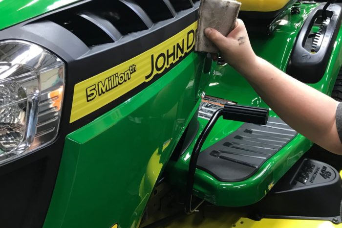 John Deere świętuje 5-milionowy egzemplarz samojezdnej kosiarki trawnikowej  z fabryki w Greeneville w stanie Tennessee