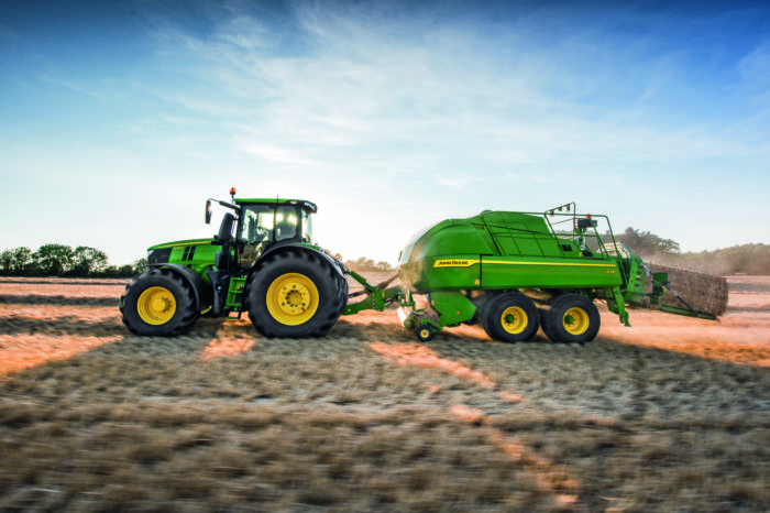 John Deere z nowymi dużymi prasami kostkującymi