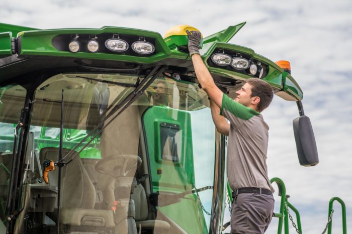 John Deere modernizuje technologię satelitarną używaną przez rolników