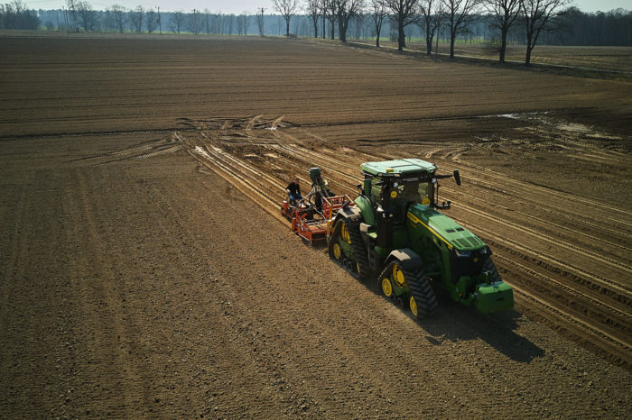 John Deere podsumowuje pokazy demo nowego ciągnika 8RX