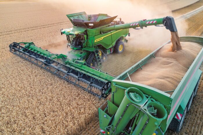 Król wydajności już na polskich polach. John Deere zaprezentował nowy kombajn serii X9
