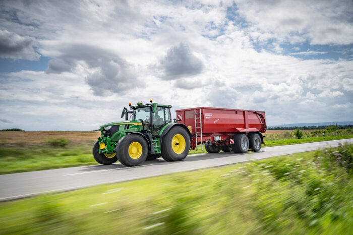 Nowy ciągnik 6R 185: Mistrz transportu drogowego