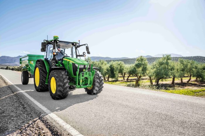 John Deere wprowadza nowy ciągnik 5M. Nowe przekładnie i zintegrowany AutoTracTM