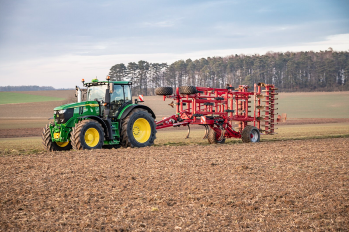 Jeden krok, a zmienia tak wiele. Jakie korzyści przynosi odpowiednie balastowanie ciągnika?
