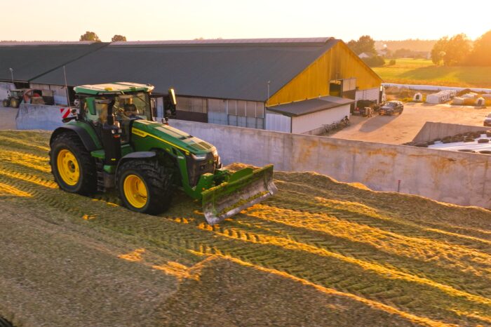 Produkcja mleka na Podlasiu: kiszonka z kukurydzy i flota John Deere w gospodarstwie Zakrzewskich