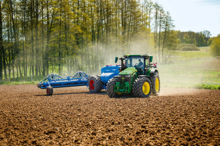 John Deere wprowadza zaktualizowane modele ciągników 8R, 8RT i 8RX w zakresie mocy 280–410 KM
